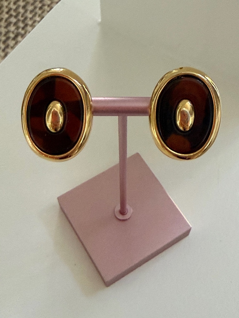 Very Good Condition ~ Vintage Clip On Earrings